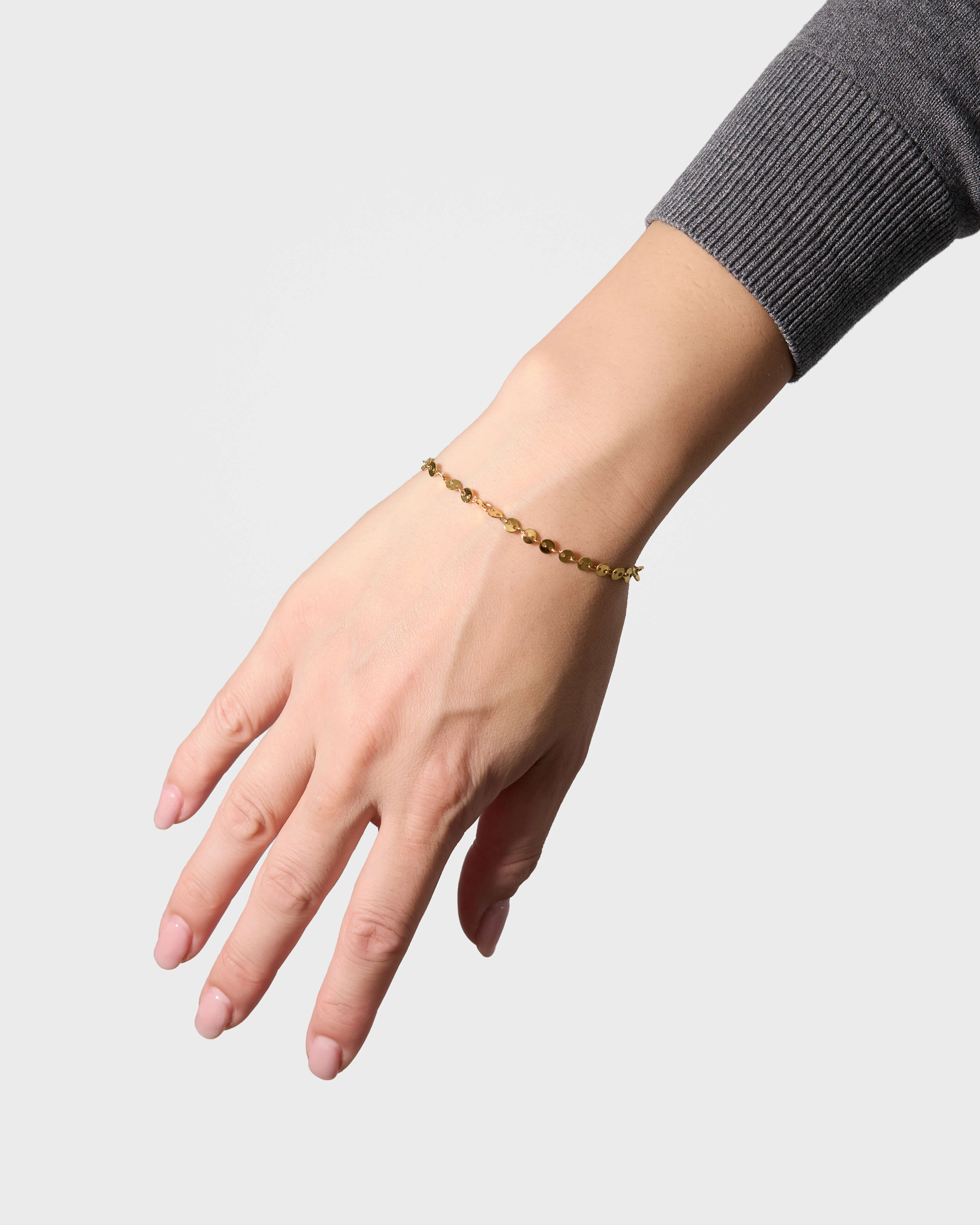 Dainty Disc Braceletを手元に着用したスタイリング