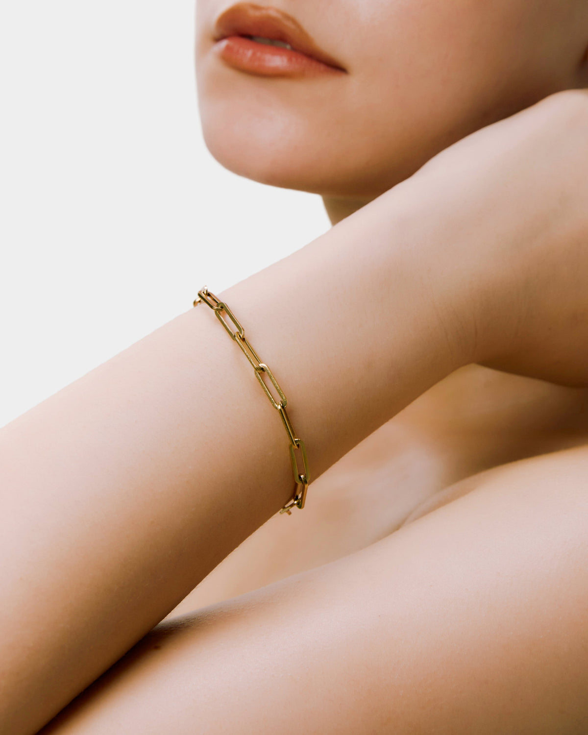 THE LIMELY Box Chain Braceletを手首に着用した写真