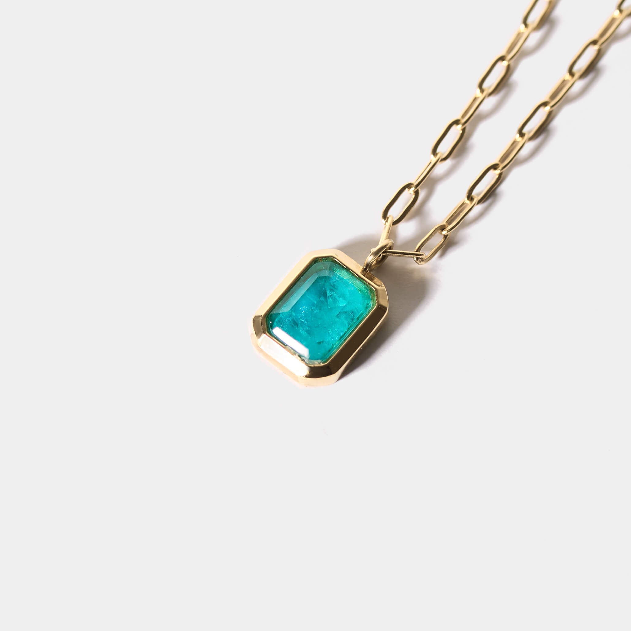 エメラルドストーンネックレス