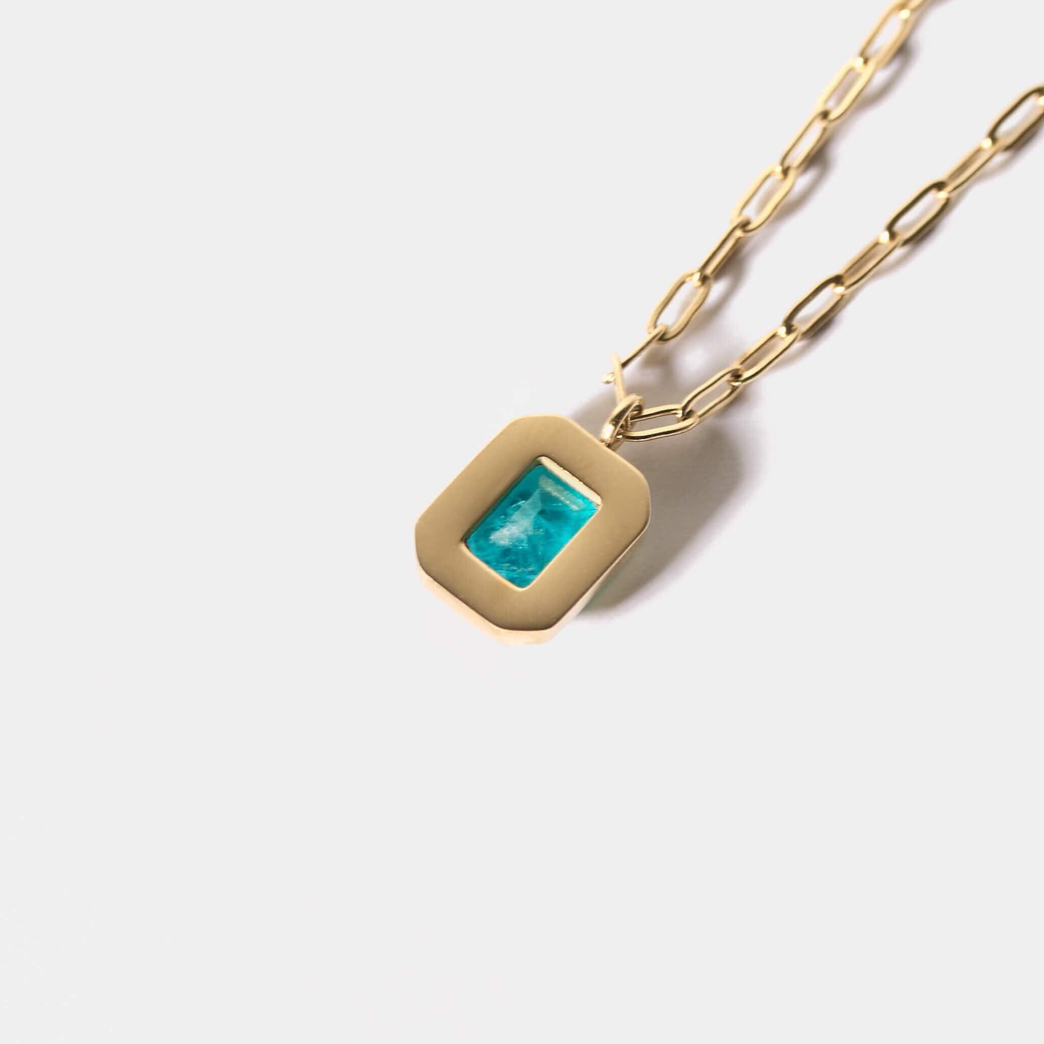 エメラルドストーンネックレス