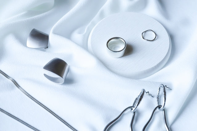 金属アレルギーでもステンレスなら大丈夫？サージカルステンレスとの違いも解説