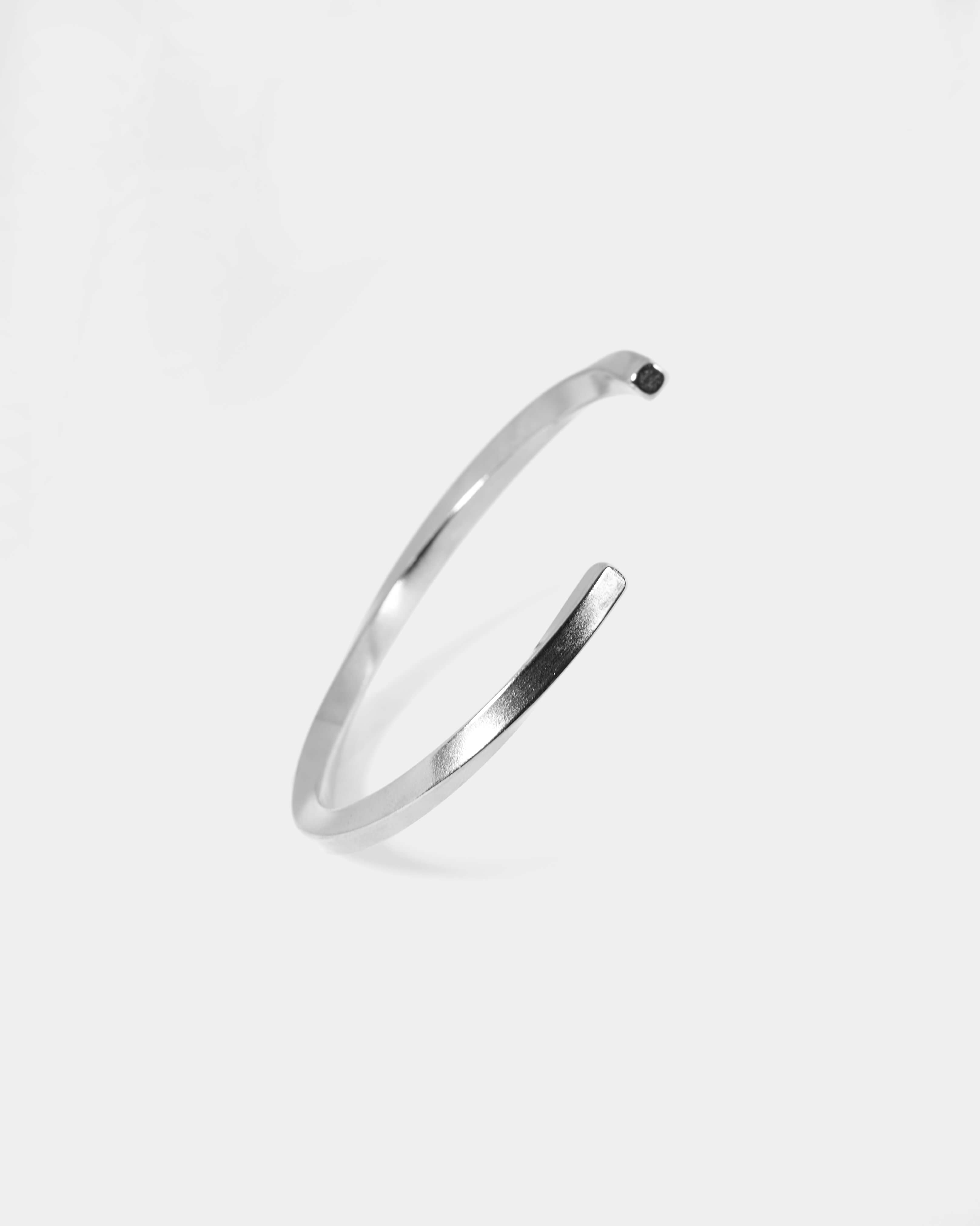 TWIST OPEN BANGLE