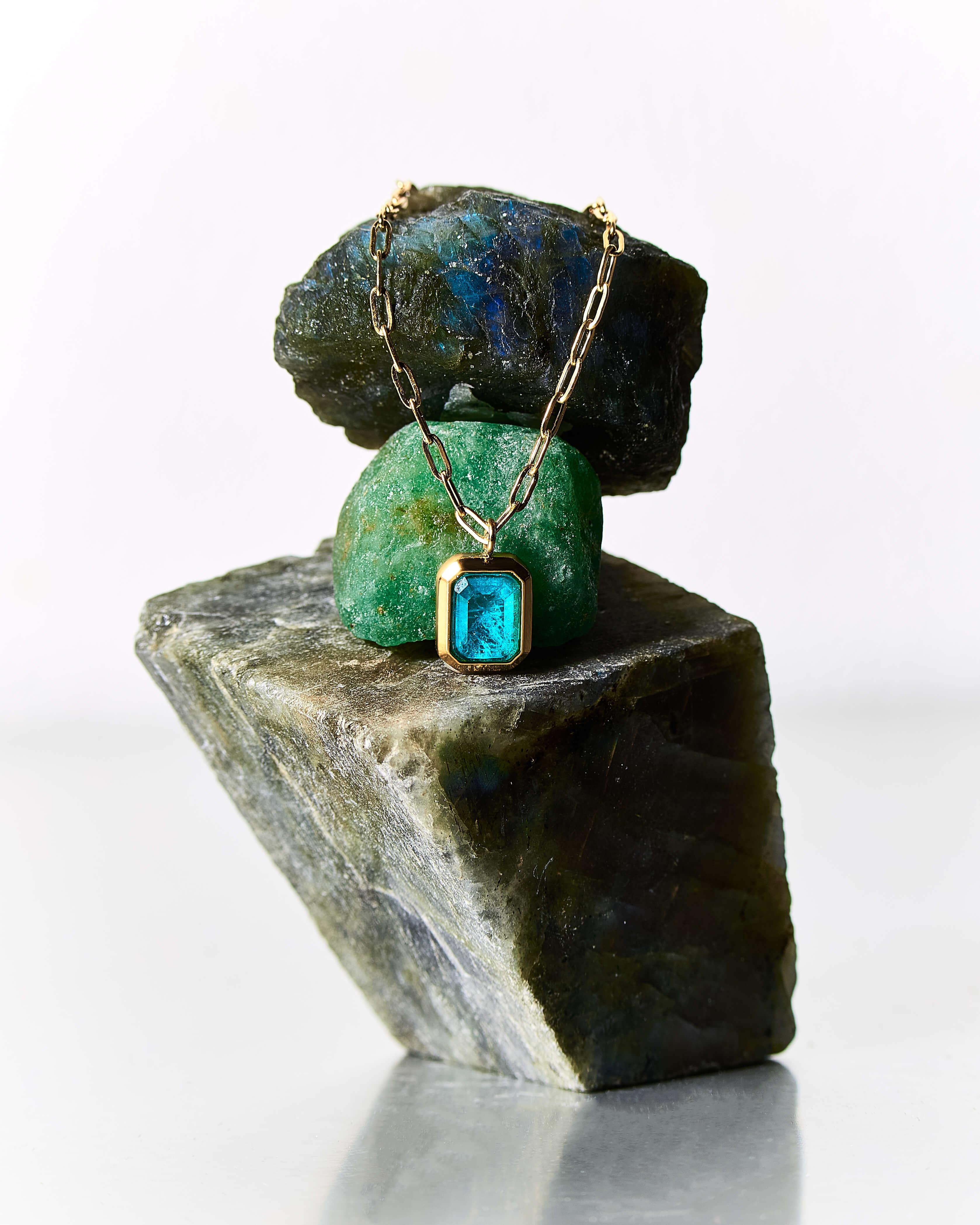 エメラルドストーンネックレス