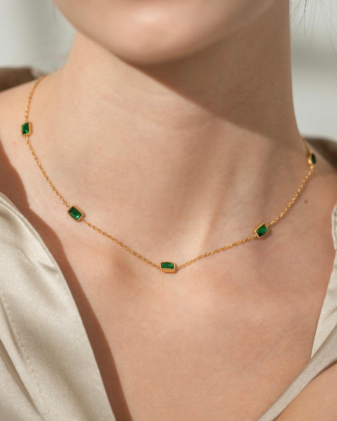GREEN STONE NECKLACE - LIMELY