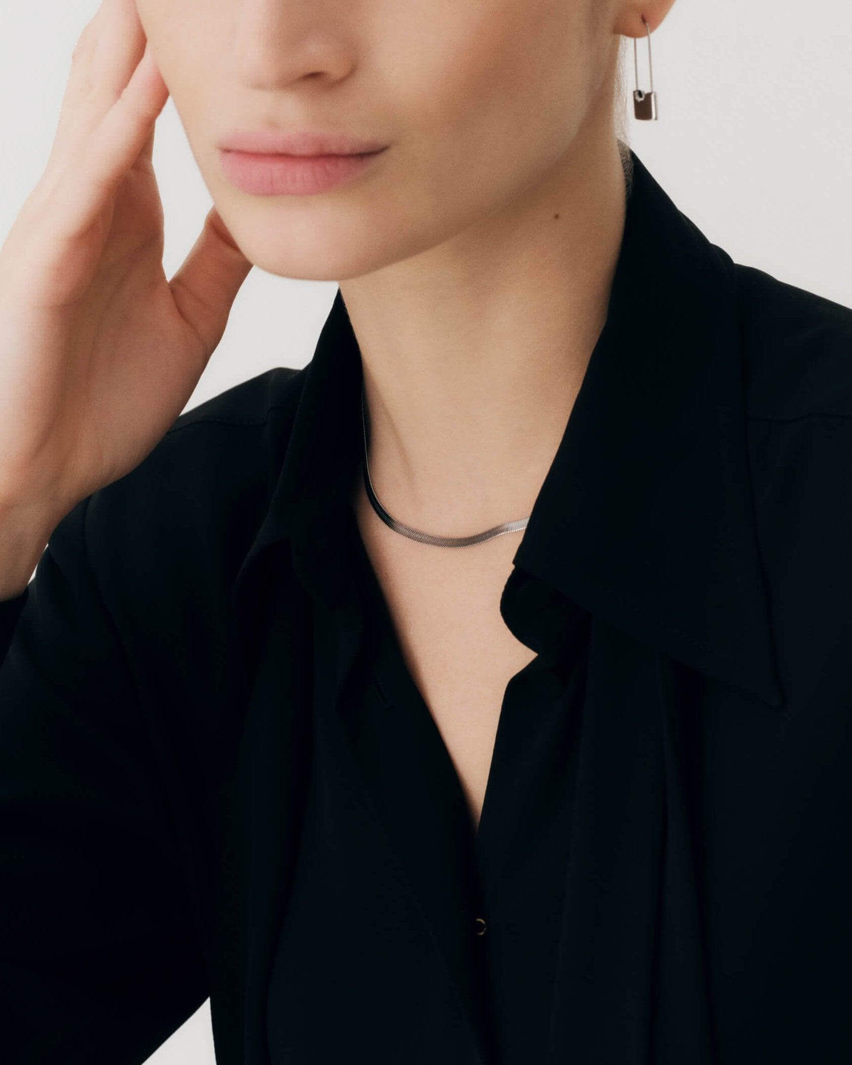 Hiss and Twist Choker - Silver