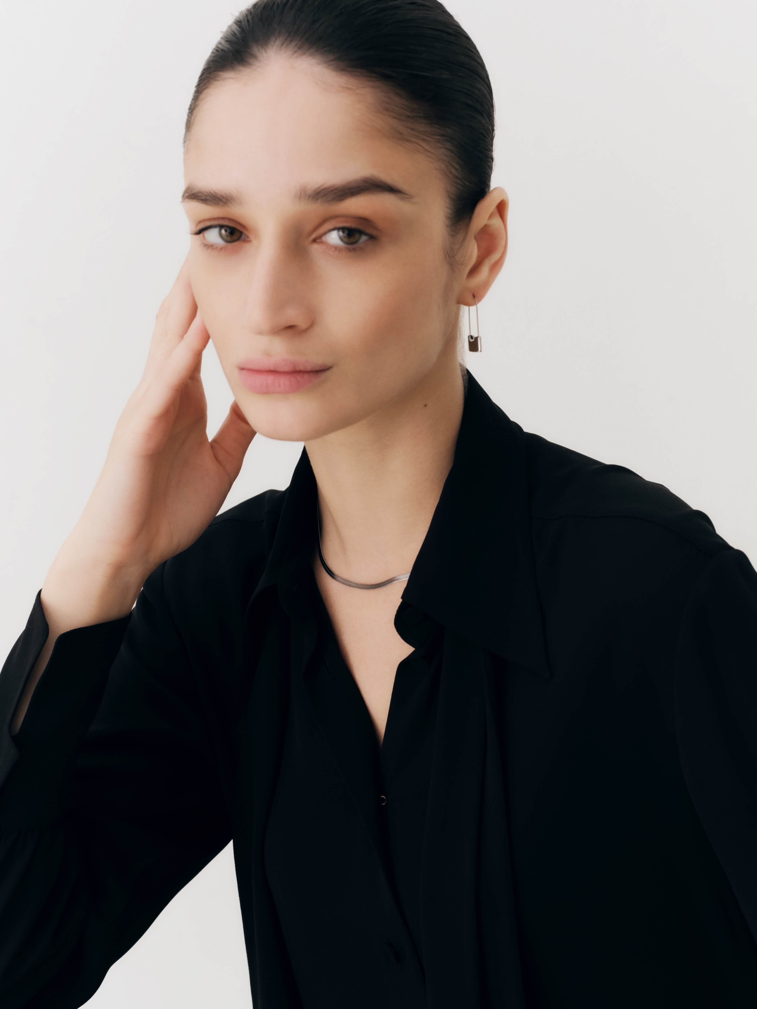 Hiss and Twist Choker - Silver