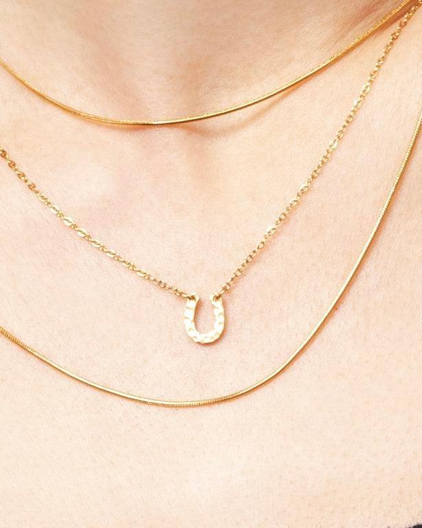 HORSE SHOE NECKLACE - LIMELY