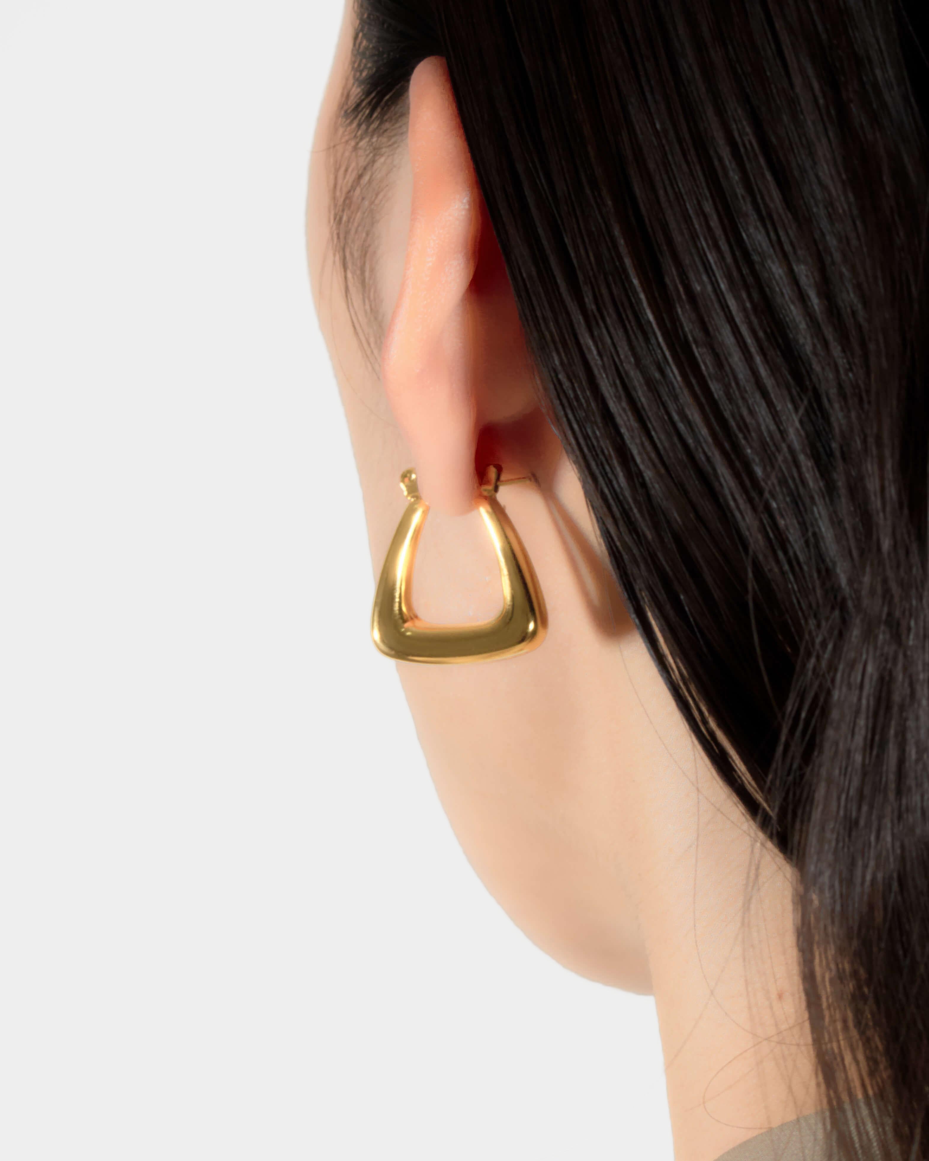 ミニトライアングルピアス
