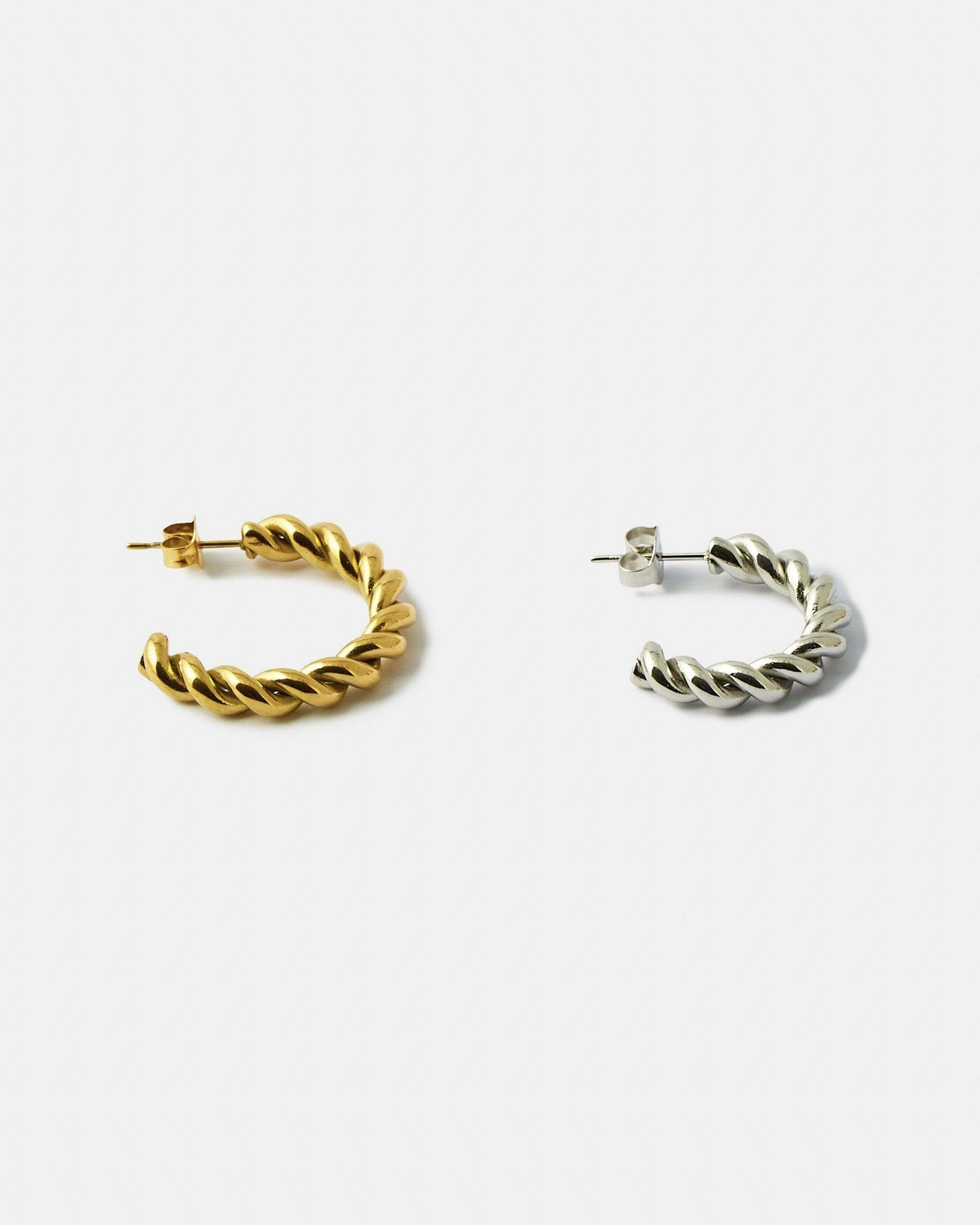 Twisted Curve Earrings Gold product image 02